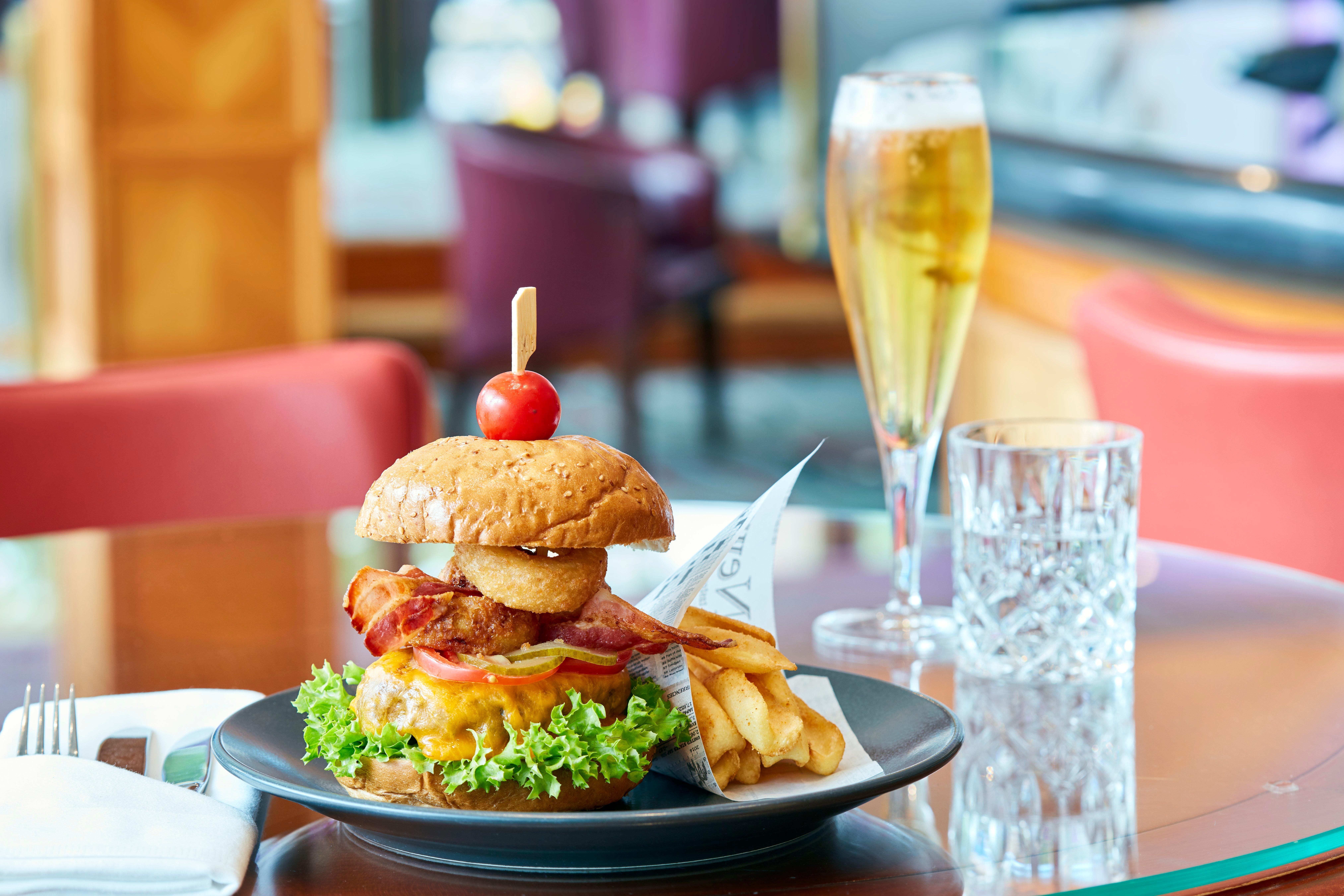 柏林洲际酒店 外观 照片 A hamburger with chips and a glass of champagne